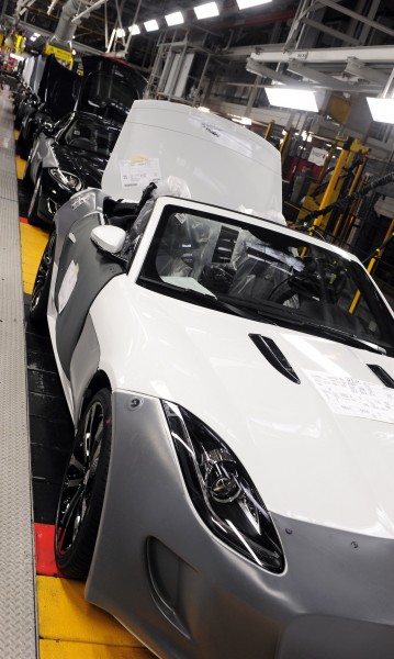 Jaguar F-Type production 100513